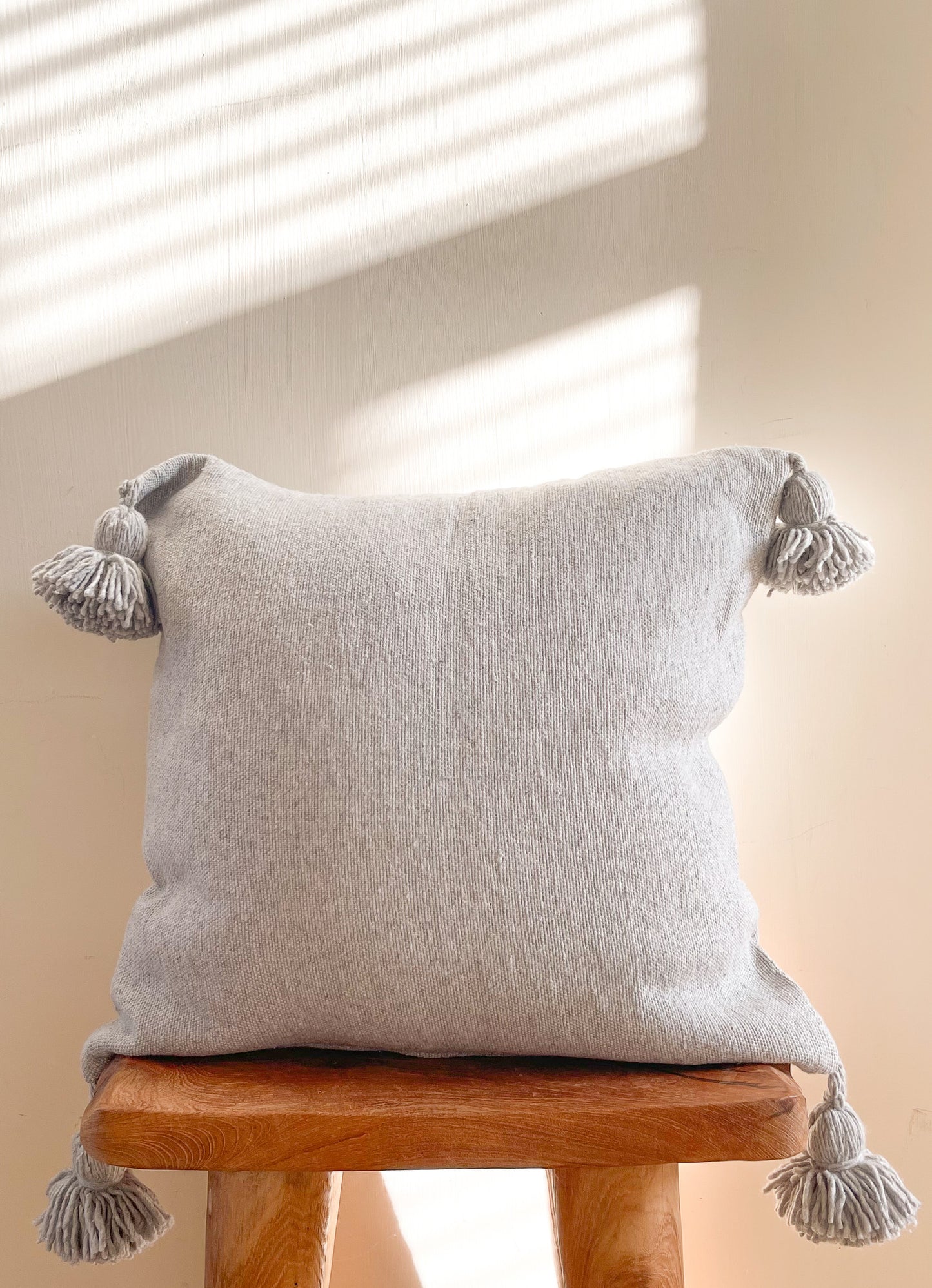 Pompom Kussen - Grijs